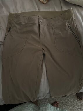 Women's Cargo Stretch Pants in Taupe